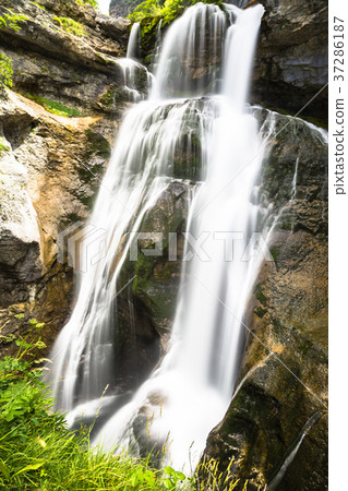 Cascada de la Cueva waterfall in Ordesa 37286187