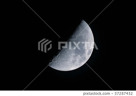 第一季度的月亮 37287432