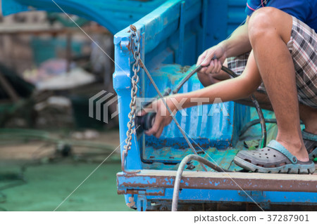 Polishing the car 37287901