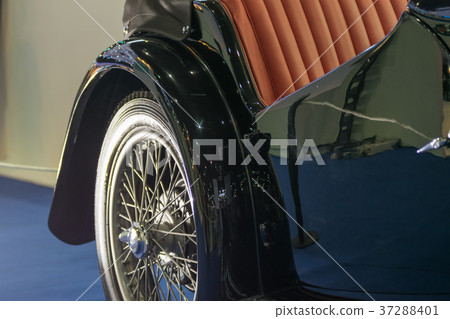 Zoom classic car wheel in Car show event 37288401