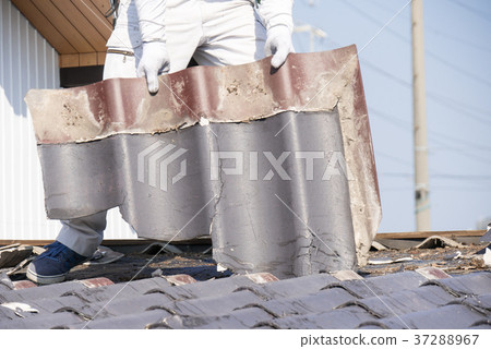 Roof construction Re-roofing roof tiles Remove old tiles 37288967