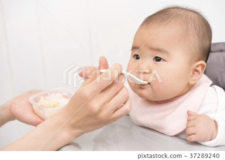 一個讓媽媽吃嬰兒食品的寶寶 一個讓媽媽吃嬰兒食品的寶寶 37289240