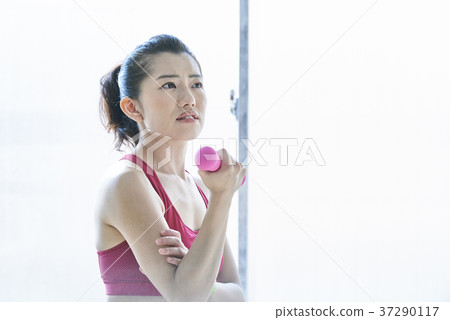 Woman training indoors 37290117
