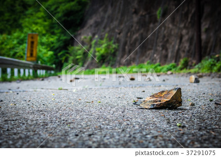 [Yamanashi Prefecture] Falling rocks and signs of falling rocks caution 37291075