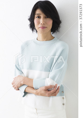 中年婦女在玩武器 中年婦女在玩武器 37291373