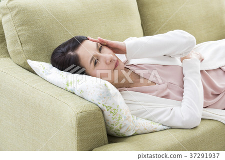 Middle-aged woman lying ill 37291937