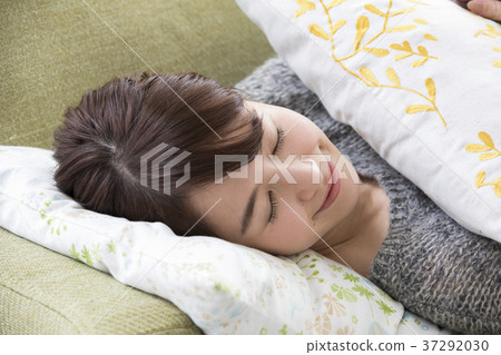 一個女人在客廳裡小睡 一個女人在客廳裡小睡 37292030