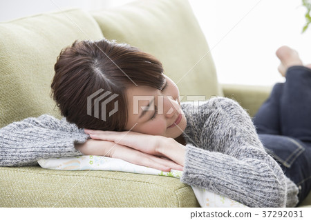 一個女人在客廳裡小睡 一個女人在客廳裡小睡 37292031
