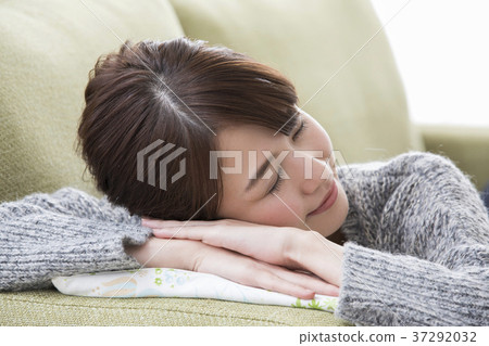 一個女人在客廳裡小睡 一個女人在客廳裡小睡 37292032