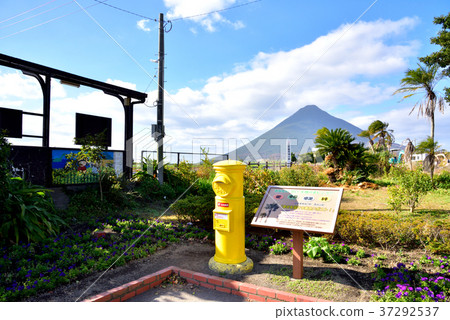 A yellow post in front of Nishidaiyama Station Kamonake mountain range scenery Ibusuki City, Kagoshima Prefecture 37292537