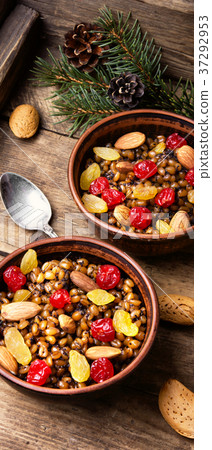 Wheat porridge with nuts and raisins Wheat porridge with nuts and raisins 37292953