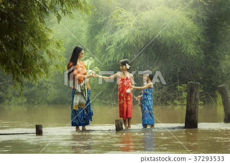 Asian Families Sister and sister  37293533