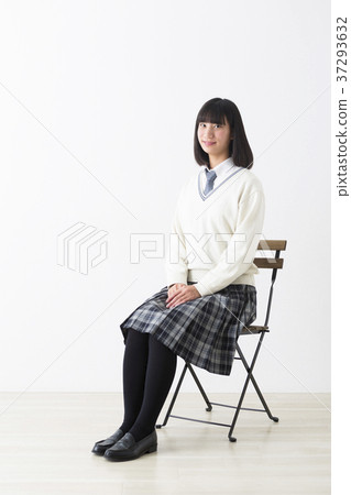 學校的女生坐著 學校的女生坐著 37293632