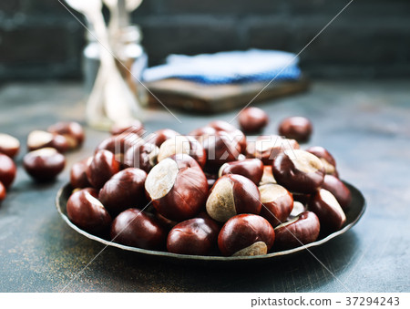 raw chesnuts 37294243