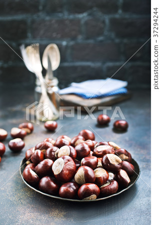 raw chesnuts 37294244