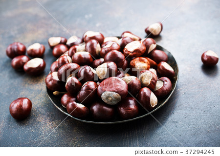 raw chesnuts 37294245