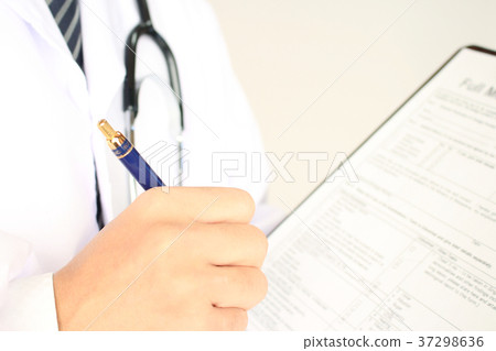 Doctor consulting 37298636