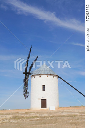 The windmill of Campo de Criptana The windmill of Campo de Criptana 37298882