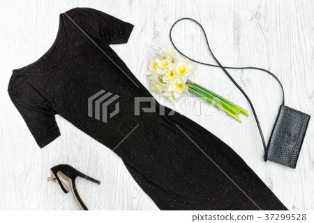 Black dress, shoes, clutch, bouquet of daffodils 37299528
