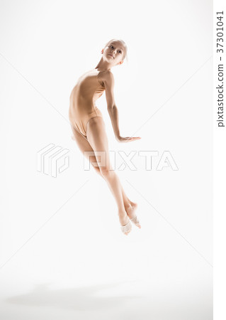 The teen modern ballet dancer The teen modern ballet dancer 37301041