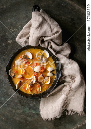 Vongole in sauce Vongole in sauce 37302269