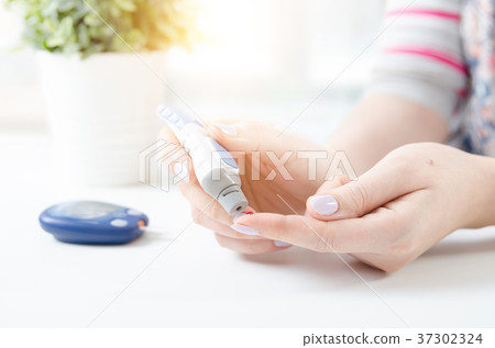 Diabetes doing blood glucose measurement. 37302324