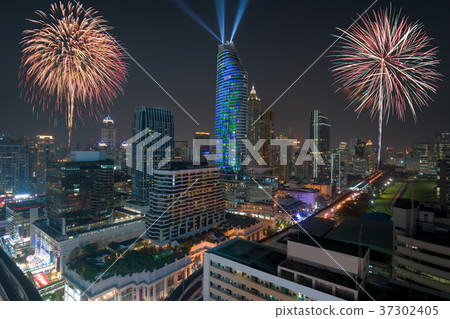 Night view 2018 new year celebration in Bangkok 37302405