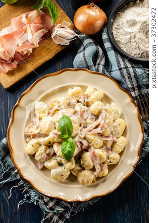 Potato gnocchi, Italian potato dumplings with cheese sauce, ham Potato gnocchi, Italian potato dumplings with cheese sauce, ham 37302472