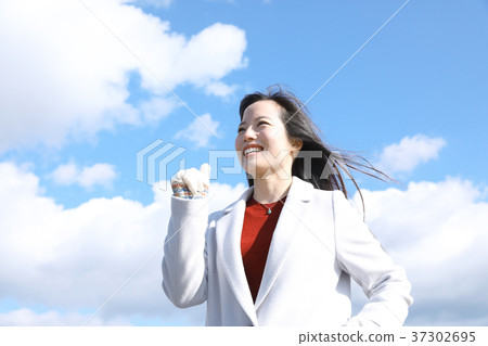 年輕的女士 37302695