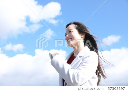 年輕的女士 37302697