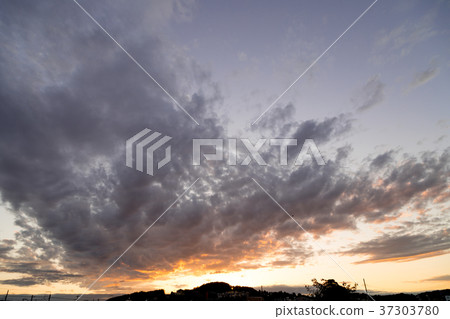 天空在10月晚上在晚上黃昏在日落複製空間字符空間 天空在10月晚上在晚上黃昏在日落複製空間字符空間 37303780
