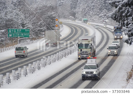 Winter highway Winter highway 37303846