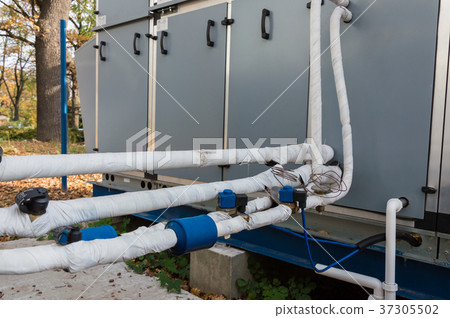 Close-up view of the insulated refrigerant 37305502