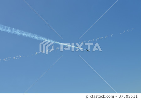 飛機噴氣機藍天轉換軌跡橫穿信件飛行表演 37305511