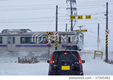 駕駛等待平交路口的冬天路 37305962
