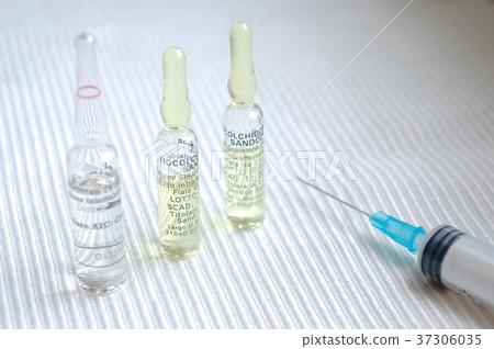 Syringe and drug hypodermic syringe 37306035
