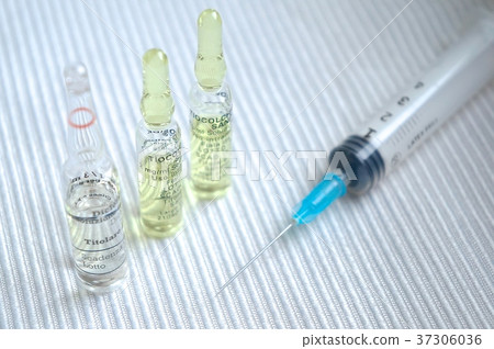 Syringe and drug hypodermic syringe 37306036