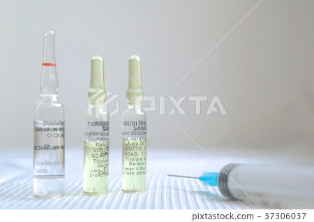 Syringe and drug hypodermic syringe 37306037