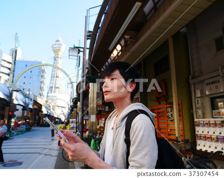 Osaka Sightseeing A man traveling alone to check the map 37307454
