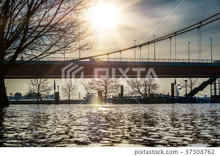 The river Rhine is flooding the city of Duisburg 37308762