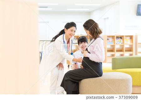 Medical staff, pregnant woman, interview Medical staff, pregnant woman, interview 37309009