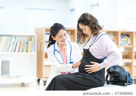 Medical staff, pregnant woman, interview 37309060