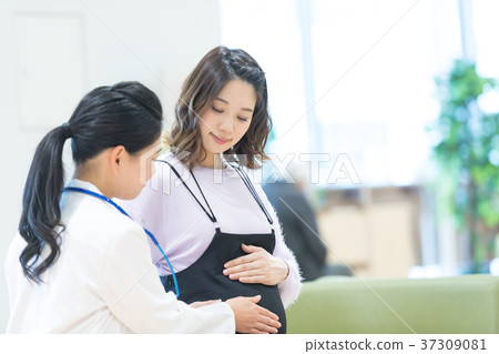 Medical staff, pregnant woman, interview 37309081