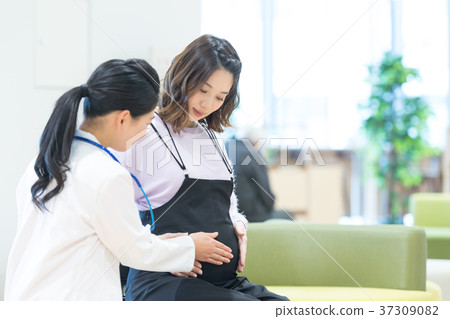 Medical staff, pregnant woman, interview Medical staff, pregnant woman, interview 37309082