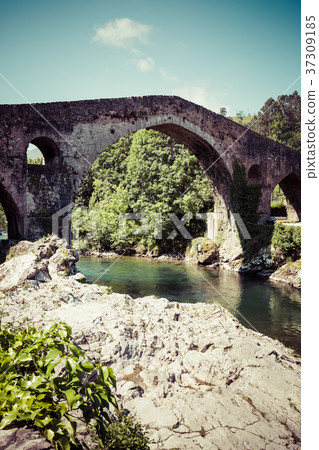 Old Roman stone bridge in Cangas de Onis Old Roman stone bridge in Cangas de Onis 37309185