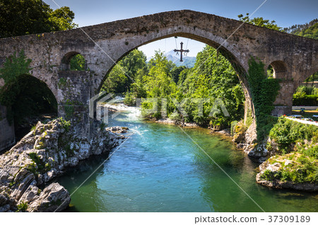 Old Roman stone bridge in Cangas de Onis Old Roman stone bridge in Cangas de Onis 37309189