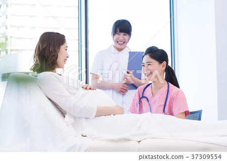 Medical staff, pregnant woman, palpation, stomach 37309554