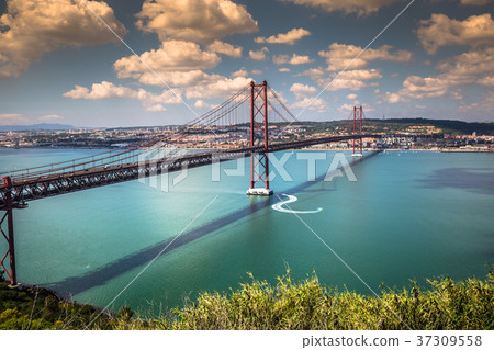 The 25 de Abril Bridge is a bridge connecting 37309558