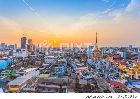 aerial view sunset above Wat Traimit in Bangkok 37309989