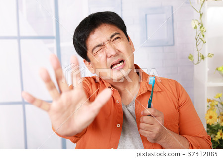 Men with tooth decayed 37312085